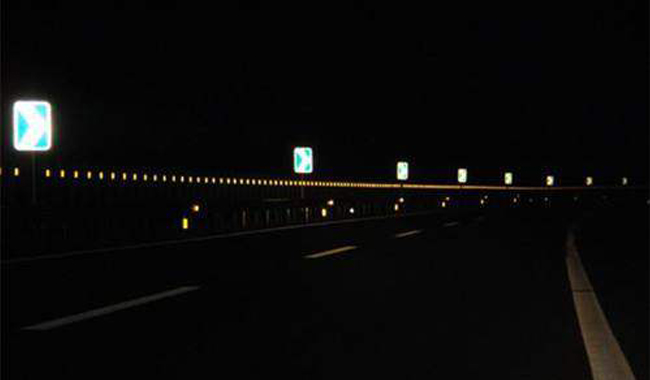 路星空(中国)厂家解密:高速公路不安装路星空(中国)原因.jpg